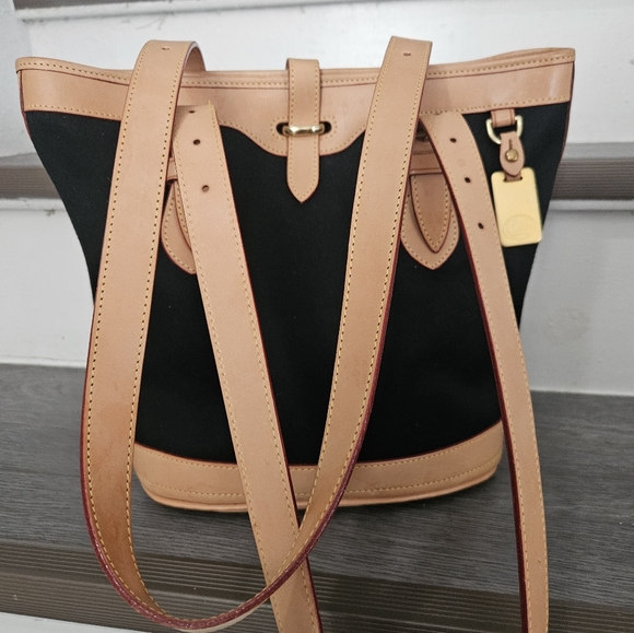 Dooney & Bourke Handbags - Vintage Dooney & Bourke Cabriolet Bucket Tote Bag GUC